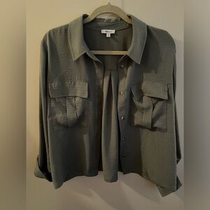 Slightly cropped shirt jacket.